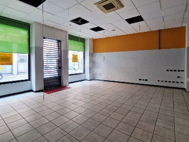 Foto Negozio in Via Cavour, Monza San Carlo - Stazione di 75 m² in vendita