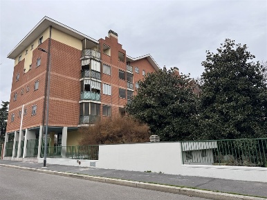 Foto Appartamento in Gianluigi Banfi, Milano Gratosoglio di 112 m²