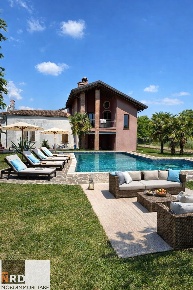 Foto Villa unifamiliare a Borgo Virgilio di 480 m² con 8 locali in vendita