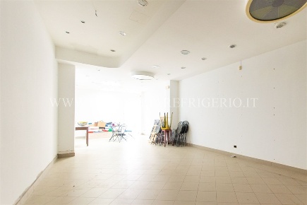 Foto Negozio in via Trieste, Calusco d'Adda di 85 m² con 1 locali