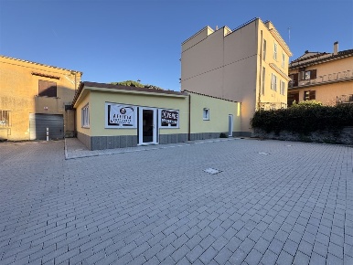 Foto Negozio in Via XXIV maggio, Albano Laziale Centro Storico di 150 m²