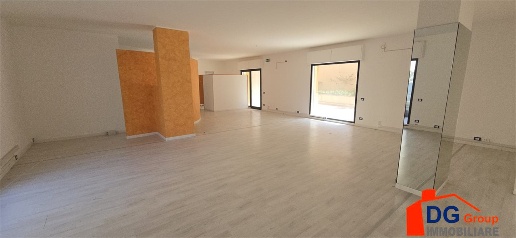 Foto Locale commerciale a Alcamo di 180 m² con 4 locali in affitto