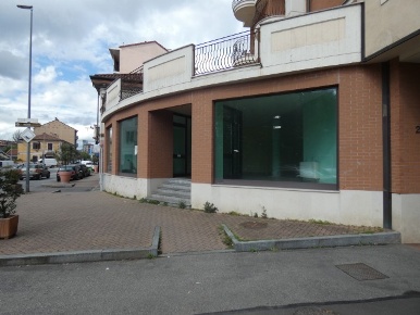 Foto Locale commerciale in strada carignano, Moncalieri di 198 m²