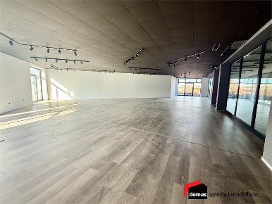 Foto Locale commerciale in via del terziario, Thiene Centro di 240 m²