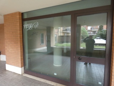 Foto Locale commerciale in strada carignano, Moncalieri di 97 m² in vendita