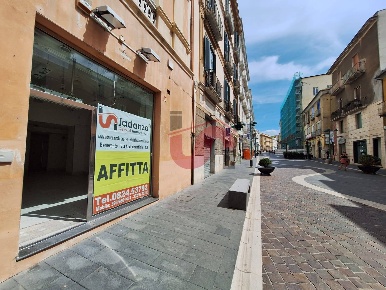 Foto Locale commerciale in Corso Giuseppe Garibaldi 170, Benevento di 90 m²