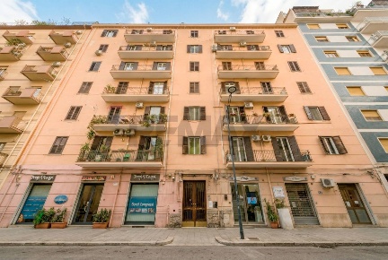 Foto Appartamento in Via Gioacchino Di Marzo 48, Palermo di 195 m²
