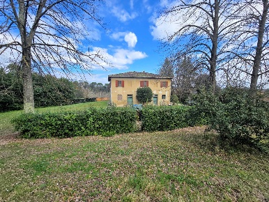 Foto Rustico a Fucecchio di 500 m² con 15 locali in vendita