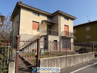 Foto Villa unifamiliare a Rovato Centro di 250 m² con 5 locali in vendita