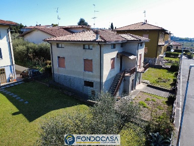 Foto Villa unifamiliare a Rovato Centro di 250 m² con 5 locali in vendita