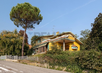 Foto Villa unifamiliare a Montevecchia Quattro Strade di 300 m² in vendita