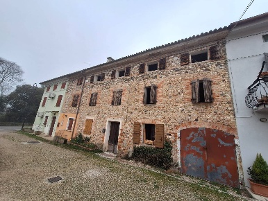 Foto Rustico a Crocetta del Montello Crocetta Nogaré di 232 m² con 7 locali