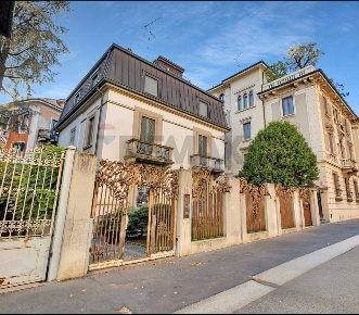 Foto Villa unifamiliare a Milano Arco della Pace di 449 m² con 12 locali