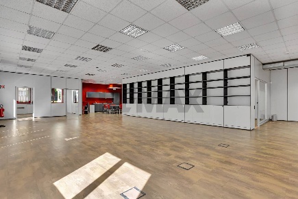 Foto Ufficio a Milano Certosa di 280 m² con 7 locali in affitto