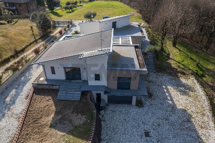 Foto Villa unifamiliare a Azzio di 170 m² con 5 locali in vendita