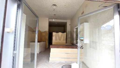 Foto Locale commerciale in Via Ferrante Imparato 209-211, Napoli di 31 m²