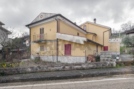 Foto Casa indipendente a Penne di 250 m² con 5 locali in vendita