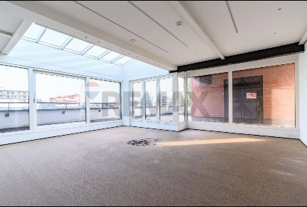 Foto Ufficio a Milano Certosa di 630 m² con 18 locali in affitto