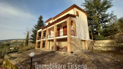 Foto Villa a schiera a Orvieto di 204 m² con 6 locali in vendita