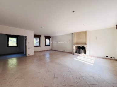 Foto Villa unifamiliare in Via Monterotondo 5, Padova di 325 m² in vendita