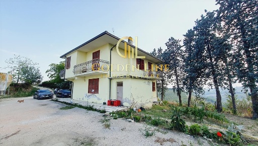 Foto Casa indipendente a Offida di 250 m² con 6 locali in vendita