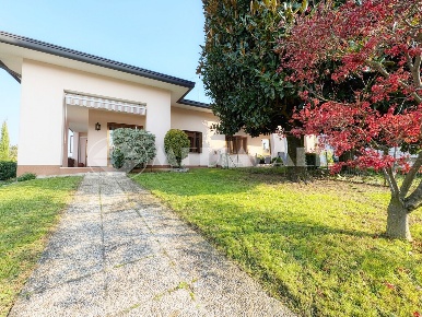 Foto Villa bifamiliare in Via Treviso 18, Sacile Centro di 166 m²