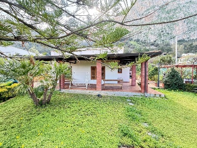 Foto Villa singola a Carini di 230 m² con 7 locali in vendita