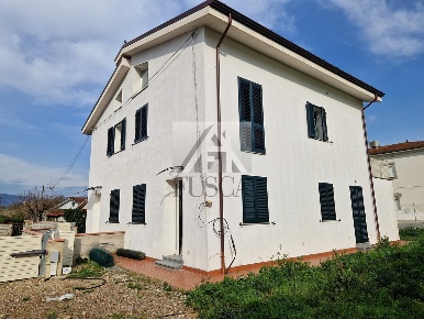 Foto Villa bifamiliare in Via dei Leri, Lucca Lammari - Lunata di 180 m²