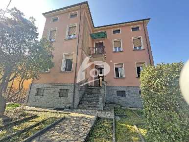 Foto Villa bifamiliare in Via Giuseppe Verdi 9, Sangiano di 467 m²