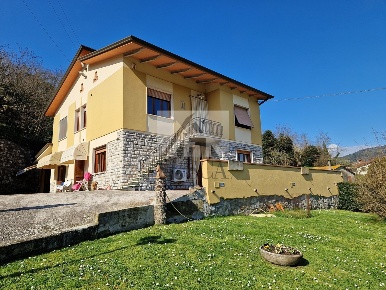 Foto Villa unifamiliare in Via di Balbano, Lucca Balbano di 300 m²
