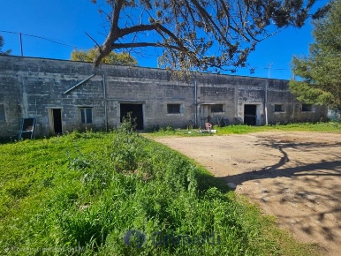 Foto Magazzino in Via Solano Li Belli 47, Lequile di 395 m² in vendita