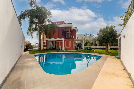 Foto Villa singola in Via dei Maceratoi 5, Acireale di 160 m² con 7 locali