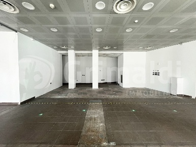 Foto Negozio in de Gasperi, Padova Stazione di 188 m² con 3 locali