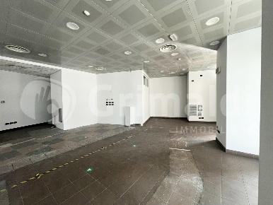 Foto Negozio in de Gasperi, Padova Stazione di 188 m² con 3 locali