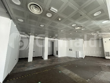 Foto Negozio in de Gasperi, Padova Stazione di 188 m² con 3 locali