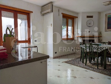 Foto Villa unifamiliare a Oristano Centro di 310 m² con 5 locali in vendita