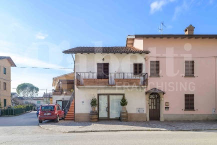 Foto Negozio in Via dei Cinque Colli 54, Gubbio di 100 m² con 5 locali