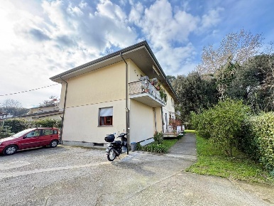Foto Appartamento a Massa Marina di Massa Centro di 91 m² con 4 locali