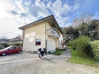 Foto Appartamento a Massa Marina di Massa Centro di 91 m² con 4 locali