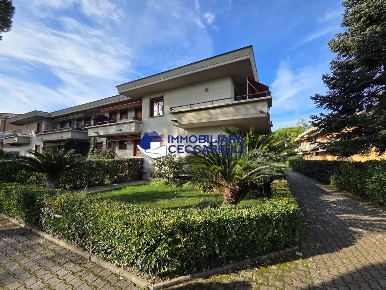 Foto Appartamento a Massa Marina di Massa Centro di 120 m² con 6 locali