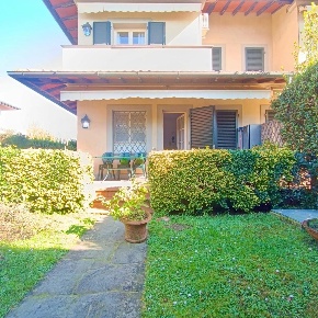 Foto Villa a schiera a Montignoso di 150 m² con 7 locali in affitto