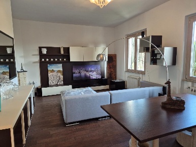 Foto Casa indipendente a Ameglia di 180 m² con 5 locali in vendita