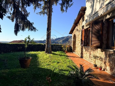 Foto Villa unifamiliare a Massa Centro di 345 m² con 9 locali in vendita