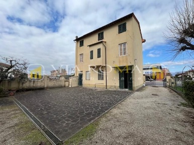 Foto Casa indipendente a Lucca Arancio di 230 m² con 10 locali in vendita