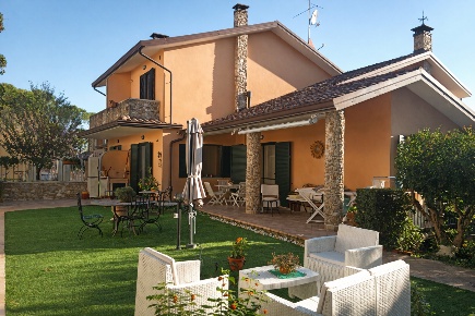 Foto Villa bifamiliare a Collesalvetti di 260 m² con 6 locali in vendita