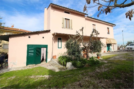 Foto Casa indipendente a Santa Maria a Monte di 200 m² con 5 locali