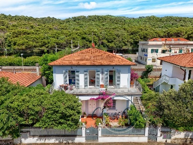 Foto Villa bifamiliare a Livorno Quercianella di 105 m² con 6 locali