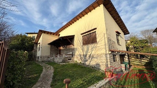 Foto Villa unifamiliare a Lucca Piazza Anfiteatro - Torre Guinigi di 260 m²