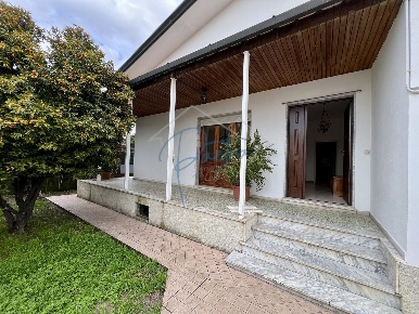 Foto Villa unifamiliare a Massa Marina di Massa Centro di 164 m² in vendita