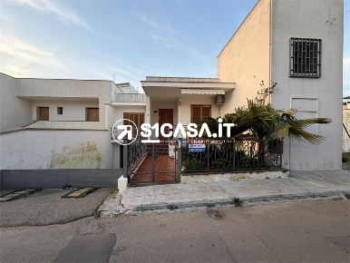 Foto Casa indipendente in Via Alceste Colitta, Galatone Centro di 160 m²